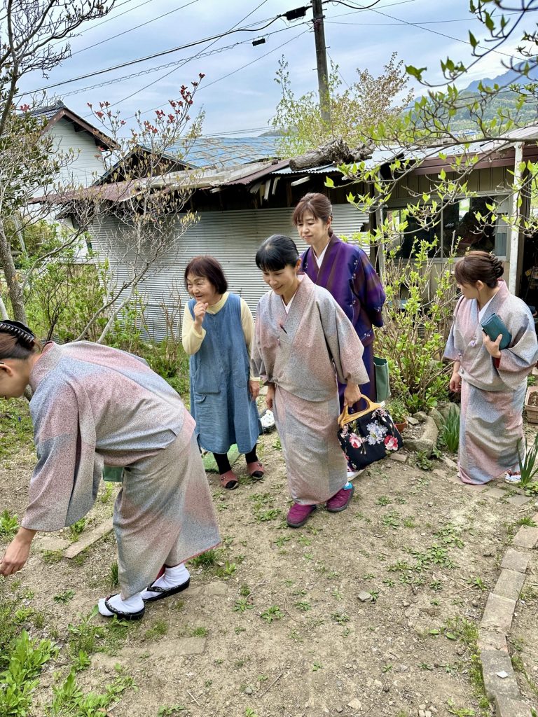 お母さんのハーブティーに癒されています。信州浦里ハーブ園 メインイメージ画像