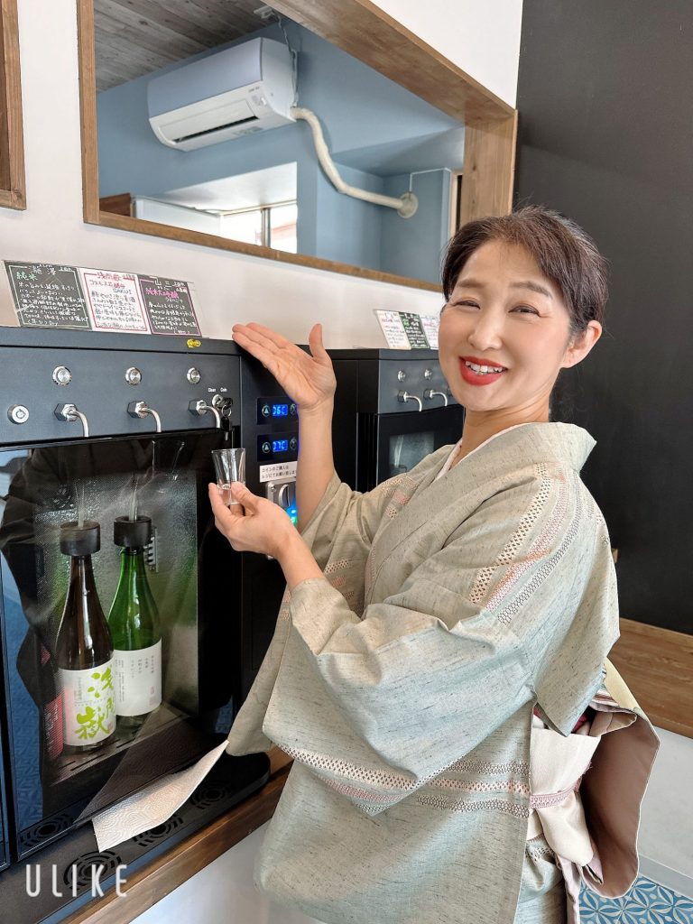 お隣の栄屋さんで　試飲をしている　女将ちゃん❤️笑顔こぼれます メインイメージ画像