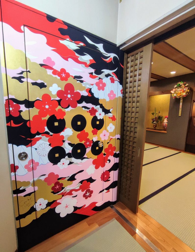 完成しましたーーー✨長野県が誇る地元アーティスト 越ちひろさんの壁画完成です✨ メインイメージ画像