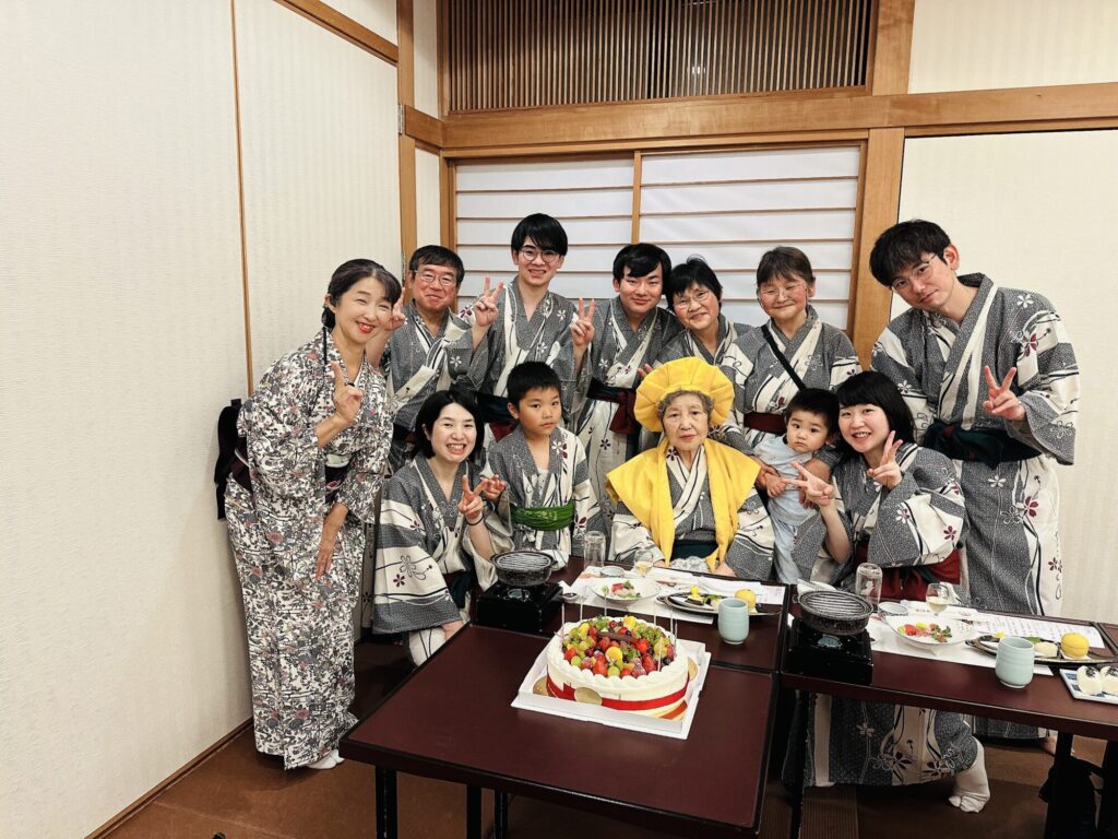 米寿のお祝い　4世代で　こんなに大きいケーキ見た事ない‼️ メインイメージ画像